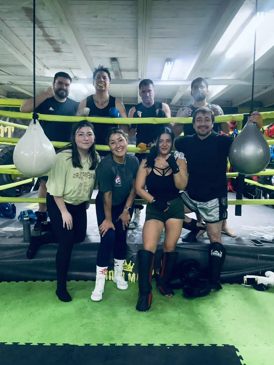 Grupo de alumnos y profe en el ring de Team Pardo