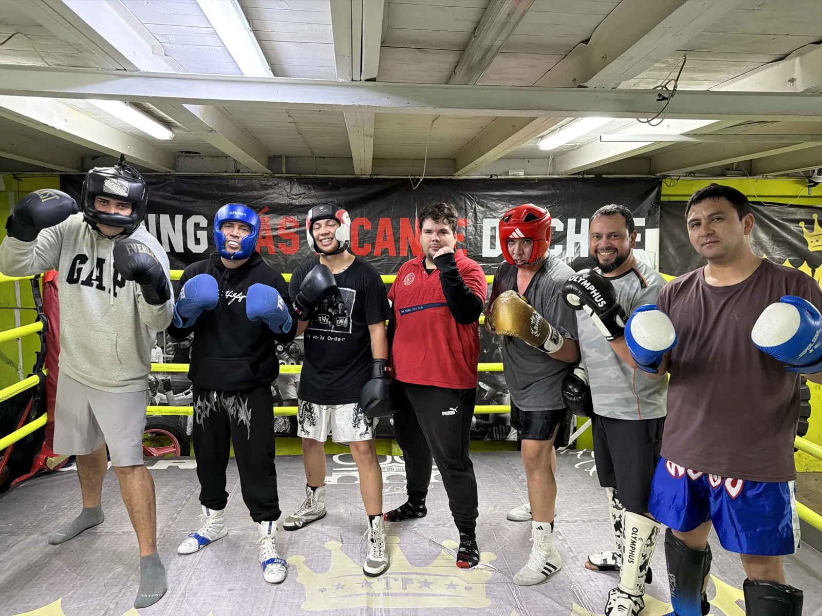 Grupo con guantes y cabezales antes de un sparring