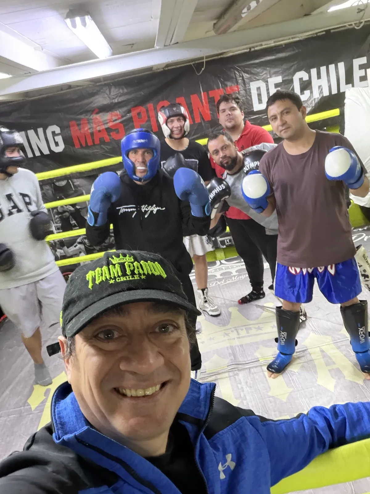 Francisco Herrera con su equipo en el ring de Team Pardo