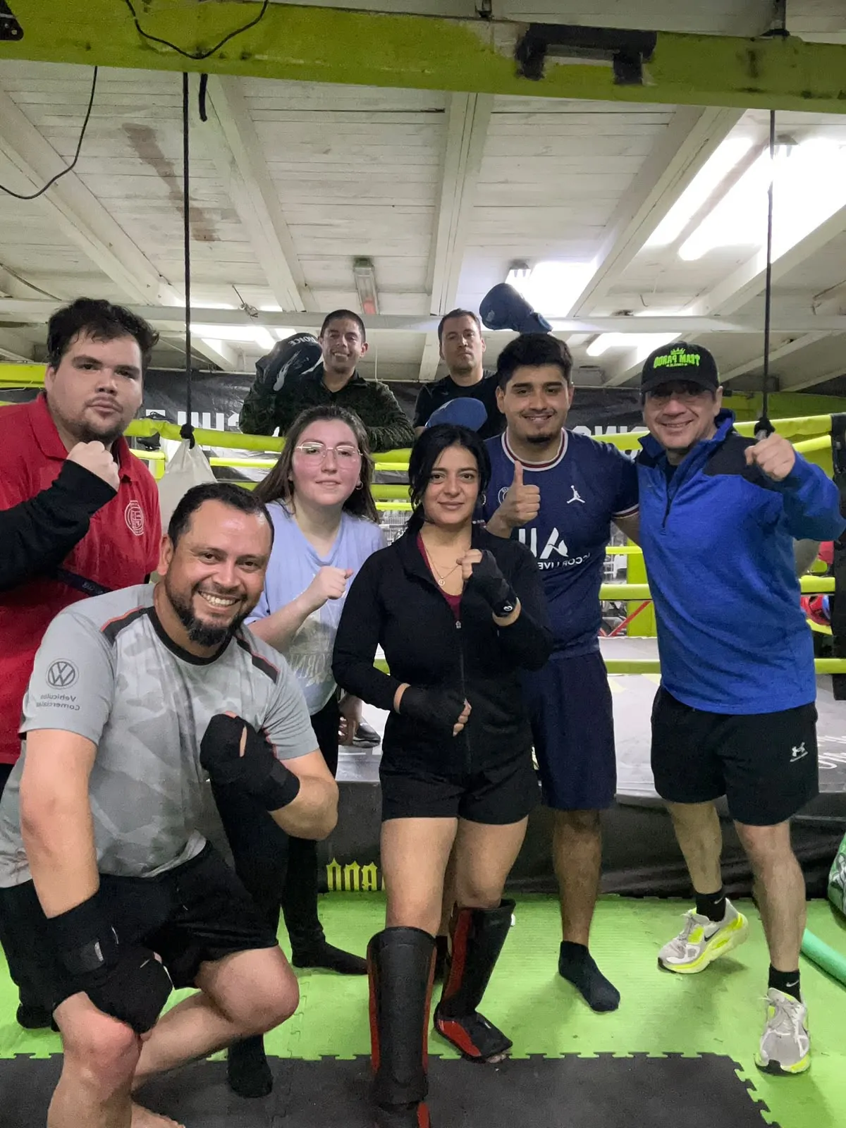 Alumnos de las clases AM posando después de entrenar