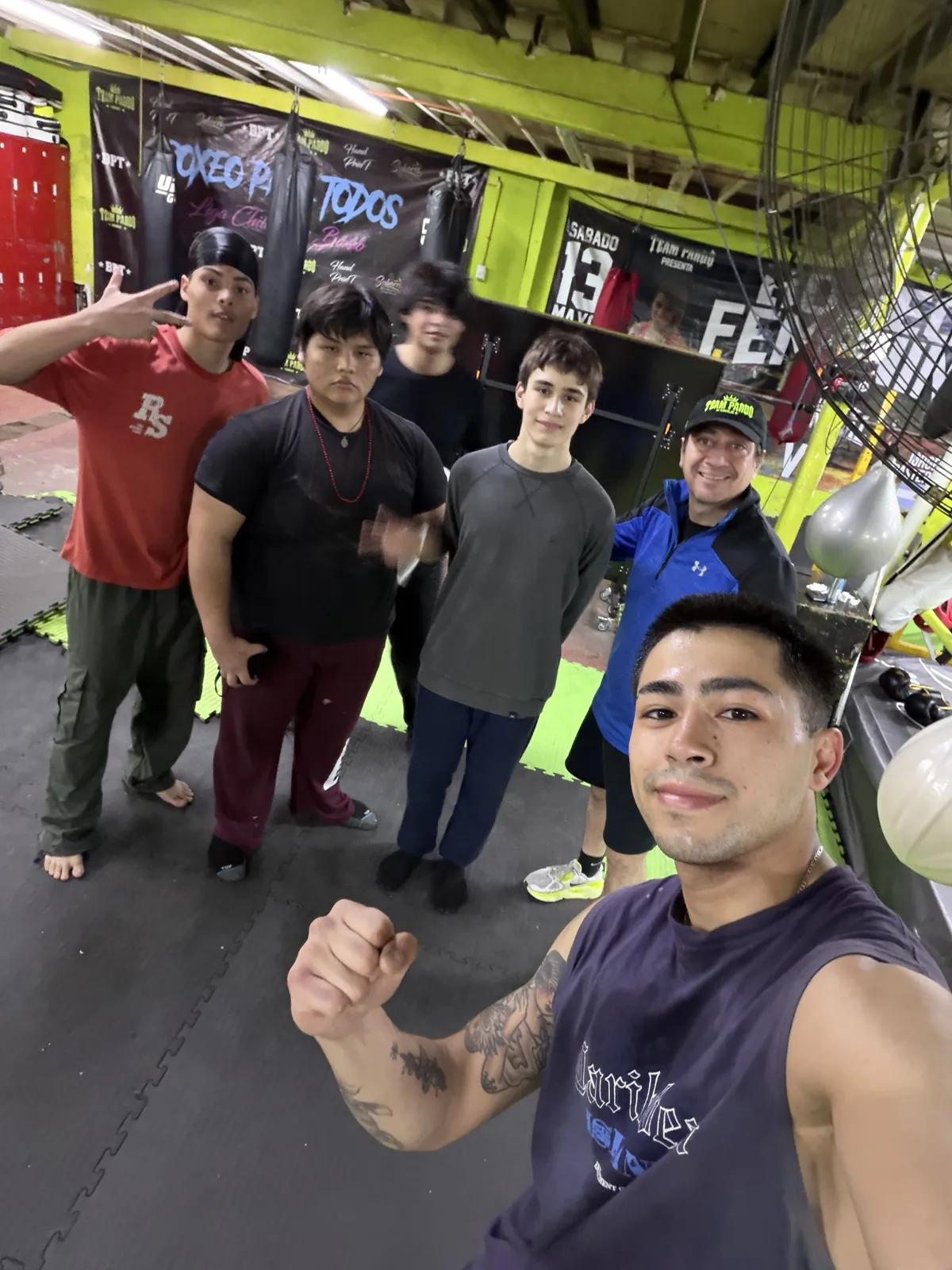 Alumnos de Team Pardo celebrando después de la clase