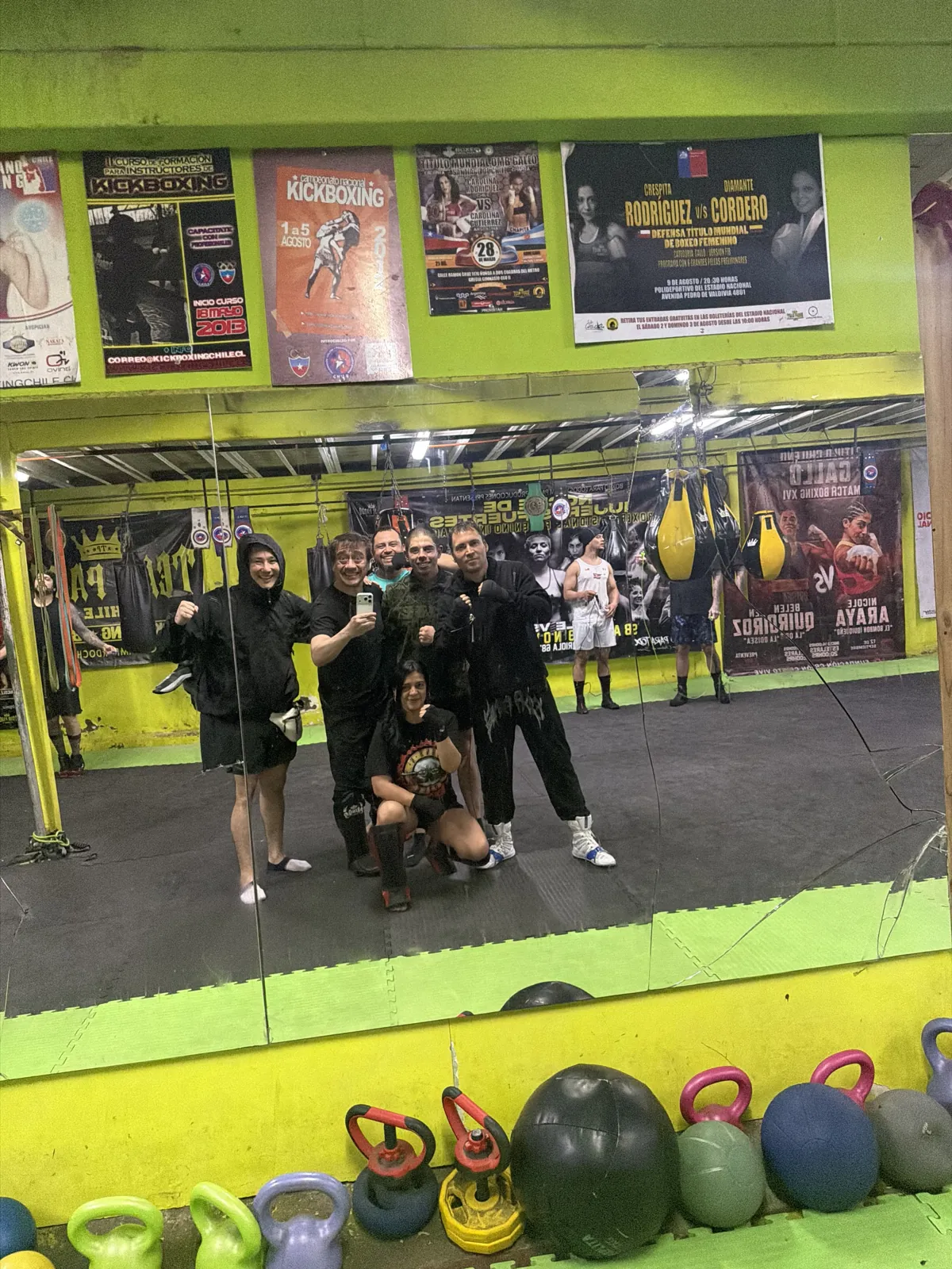Sala de entrenamiento de Team Pardo con espejo y kettlebells