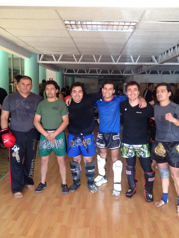 Francisco Herrera y su grupo de kickboxing de Team Pardo con espinilleras