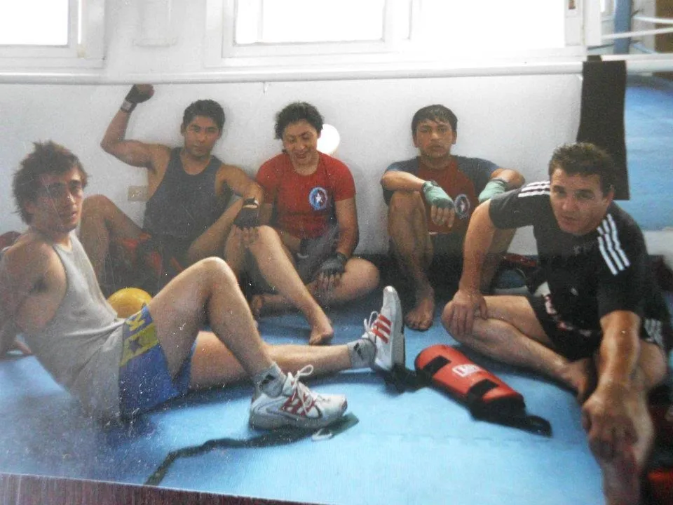 Francisco Herrera y sus peleadores descansando en la colchoneta de Team Pardo