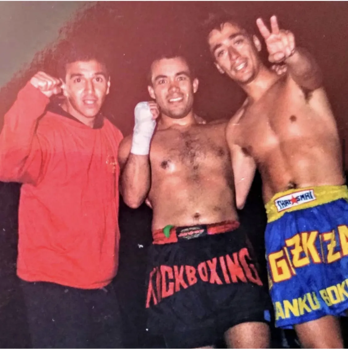 Francisco Herrera con dos peleadores de kickboxing de Team Pardo