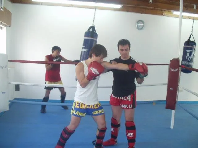 Francisco Herrera entrenando el jab en el ring con Claudio